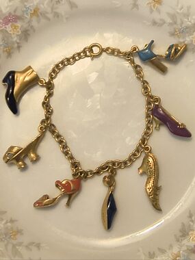 Vintage Metropolitan Museum Of Art Seven Shoes Charm Bracelet Gold Plate